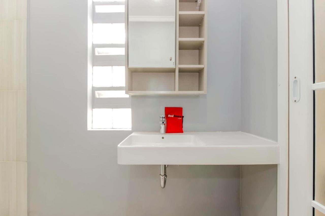 Reddoorz Plus @ Kwitang 2 Jakarta Luaran gambar